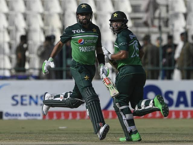 Pakistan Off to a Cautious Start Against India in ODI Clash