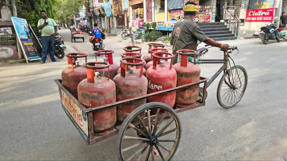 Commercial LPG Price Hiked By ₹993; Delhi Rates Cross ₹3,000 Amid Global Tensions