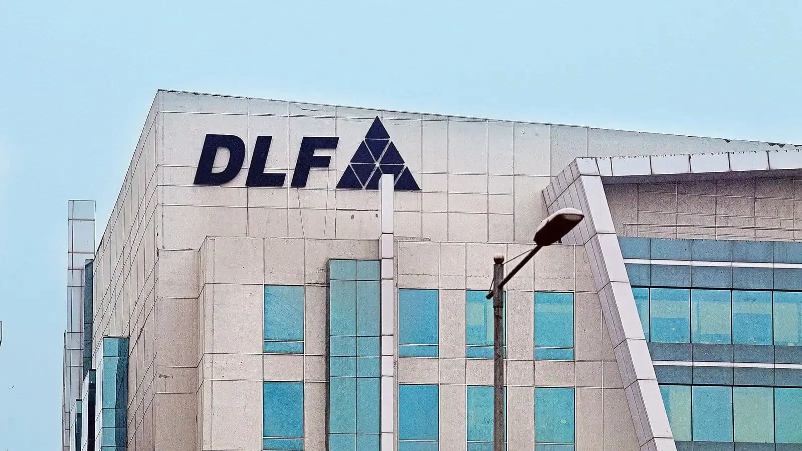 DLF Limited Posts Record Performance with ₹4,415 Crore Net Profit in FY26, Recommends 33% Higher Dividend