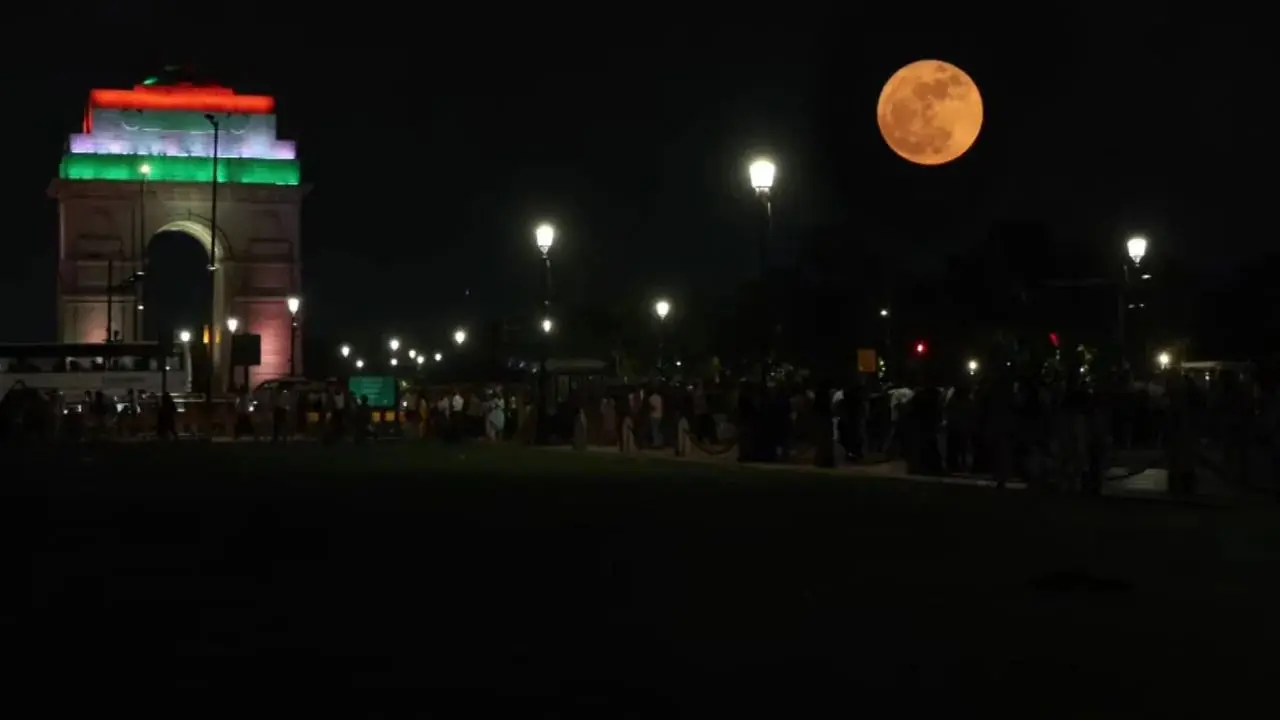 Delhi’s India Gate Becomes Celestial Stage As Rare Blue Moon Lights The Night