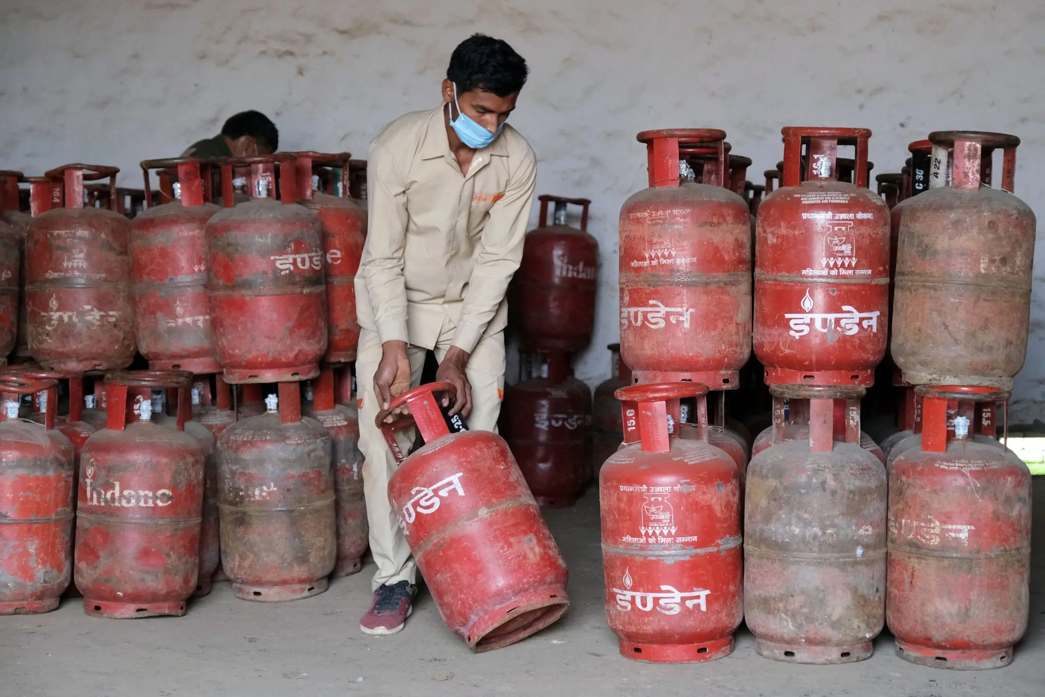 Indian Oil Corp Raises LPG Cylinder Price to 942 Rupees in Delhi