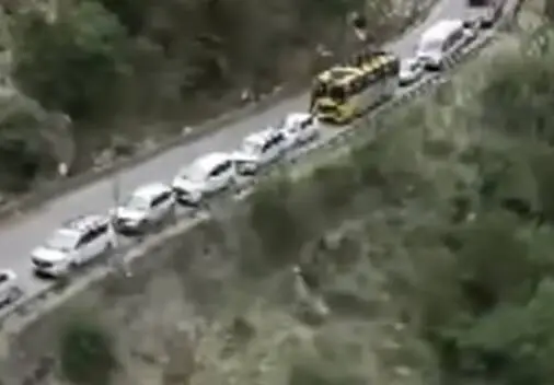 Tourist Rush Triggers Massive Gridlock on Mandi-Kullu Highway