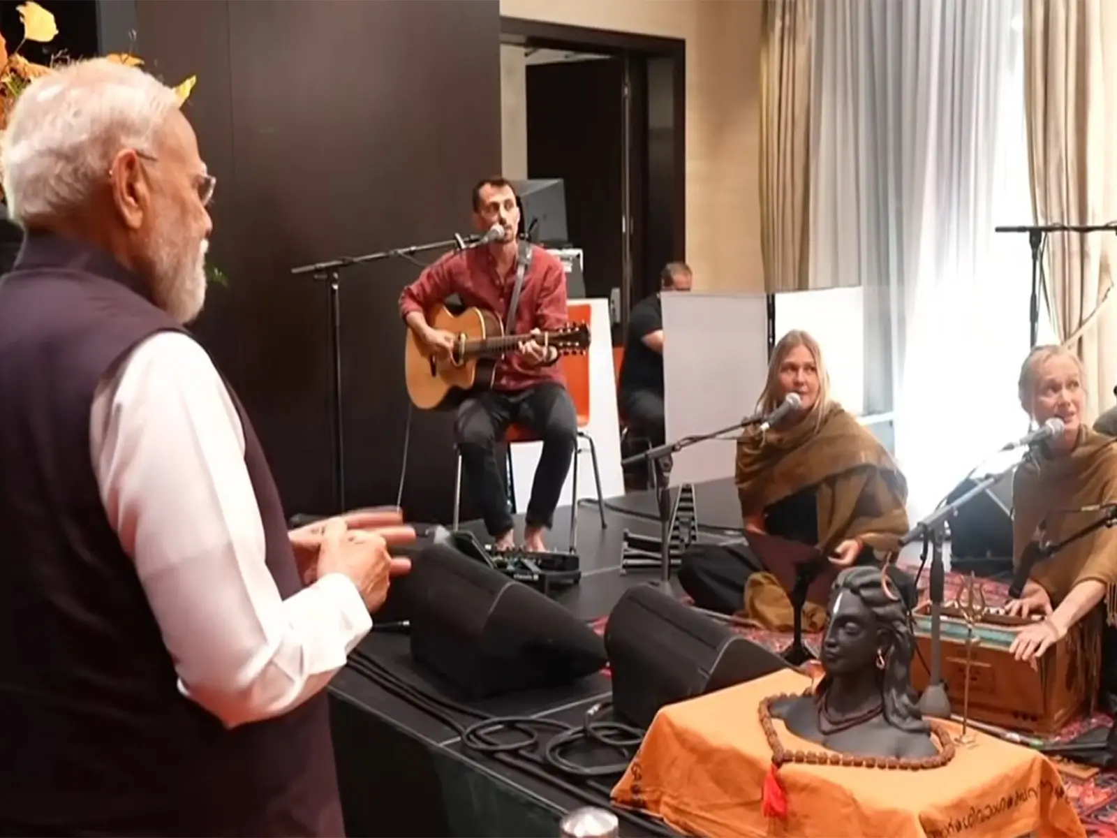 Slovak Musician Inspired by 'Miracle of Mantra' Performs for PM Modi