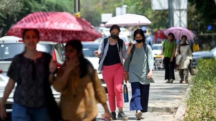 Delhi Weather: Mercury Climbs Amidst Forecast for Isolated Showers