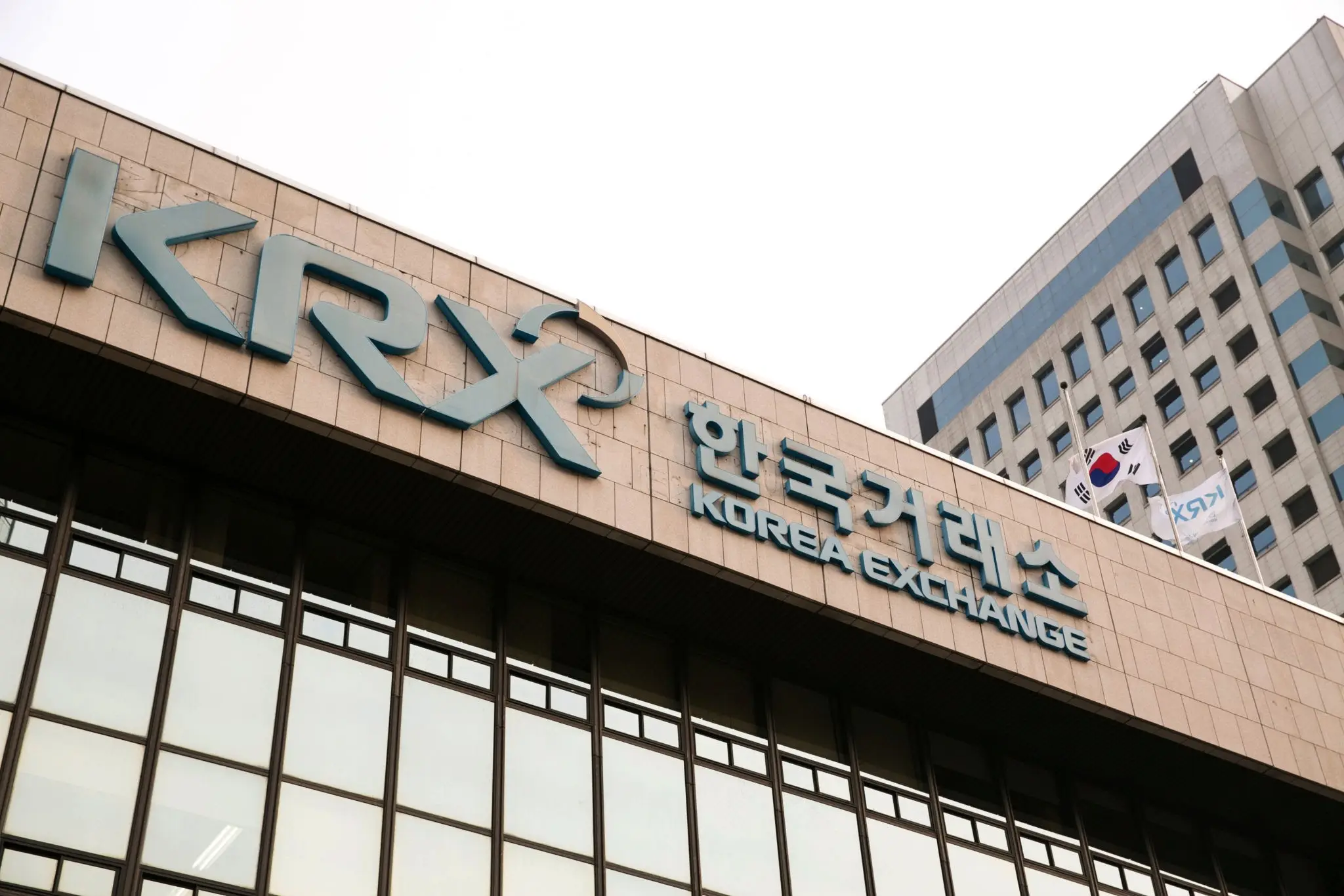 Korea Exchange Triggers Circuit Breakers on KOSPI After 8% Drop