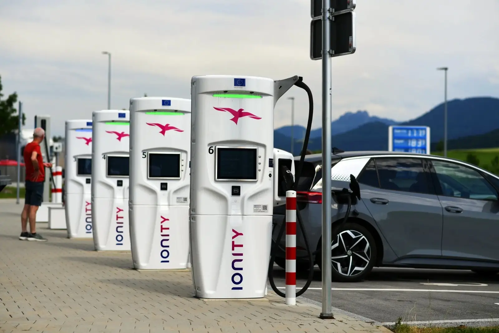 JLR Expands EV Charging Access to Over 1.1 Million Points in Europe