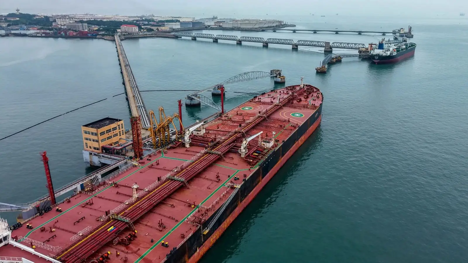 Indian Refiners Halt Iraq Oil Liftings Amid Hormuz Risks