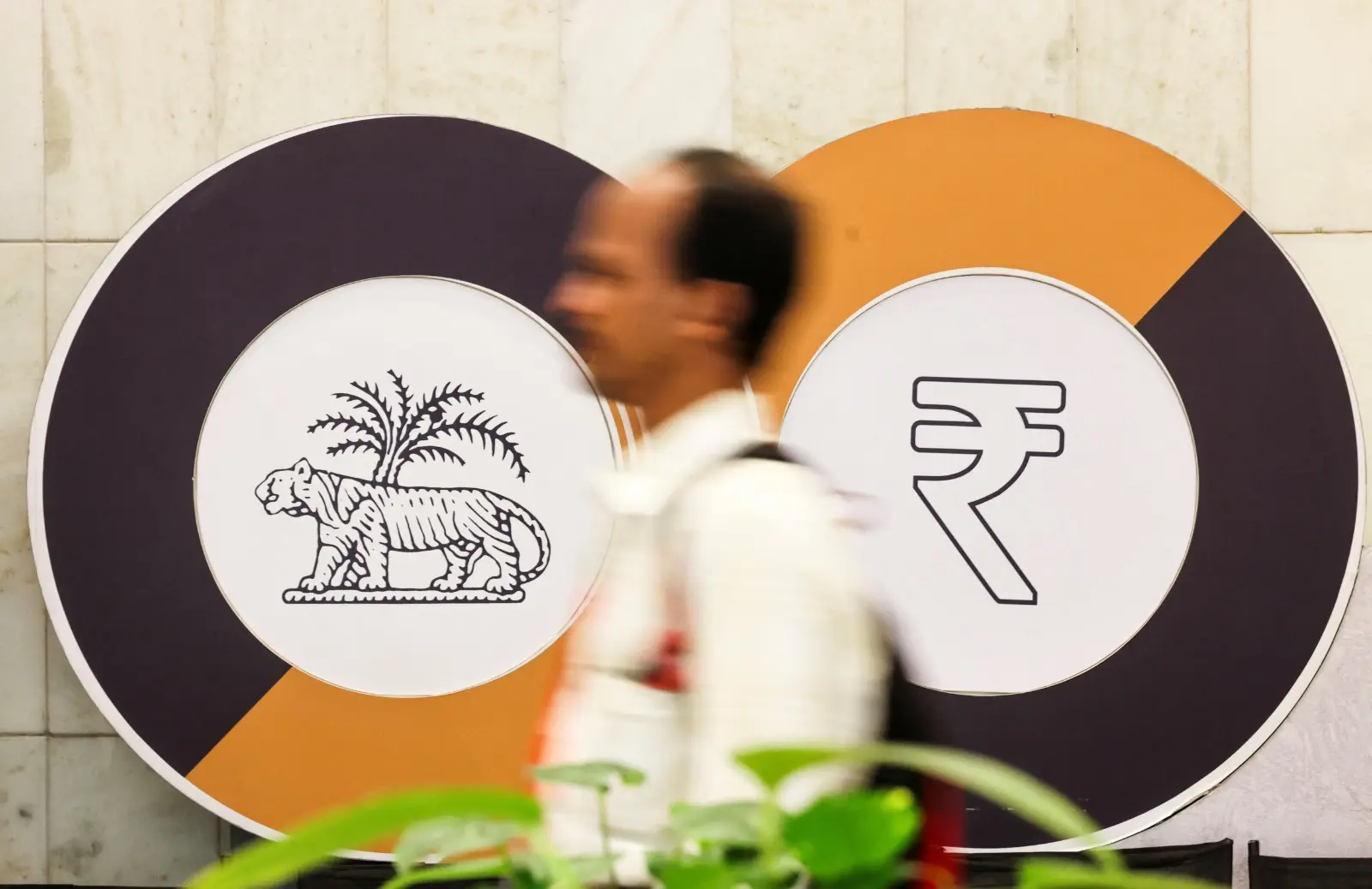 Dollar-Rupee Forward Premiums Decline Amid RBI Market Intervention