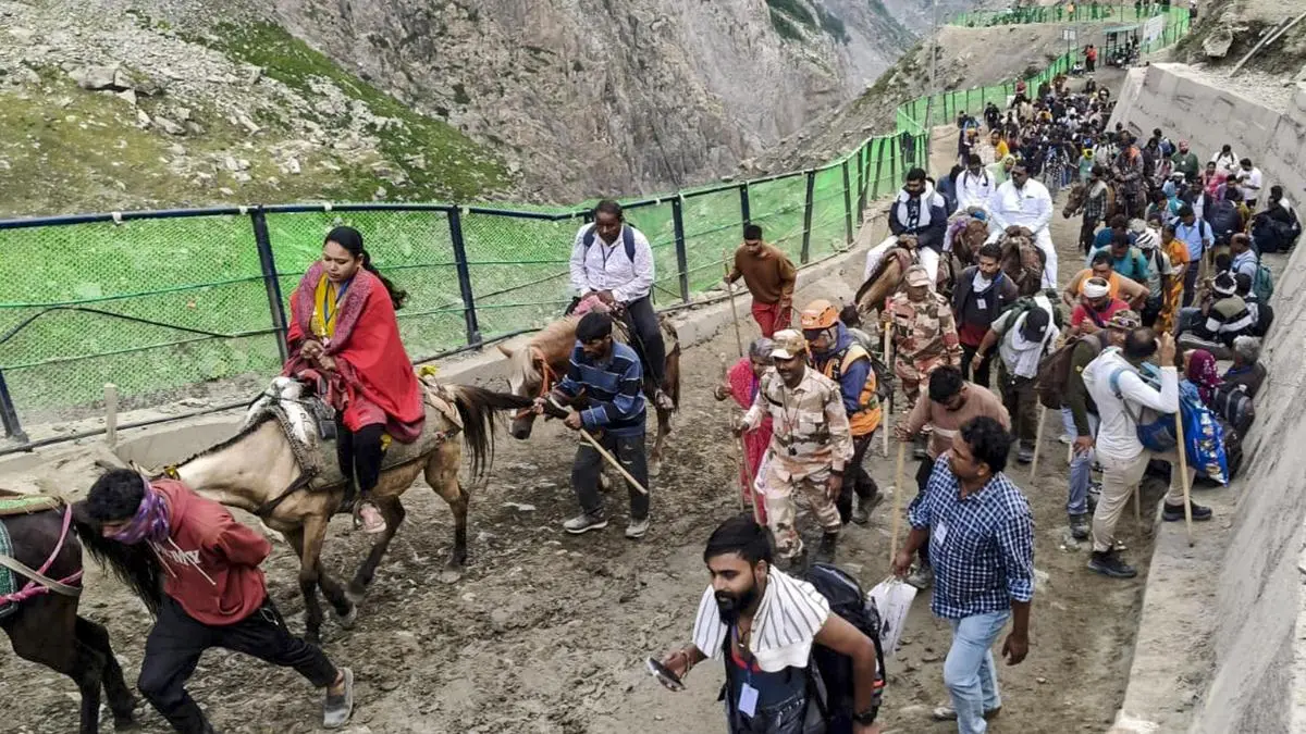 Amarnath Yatra Reopens: 6,000+ Pilgrims Surge Toward Valley After 6-Day Freeze