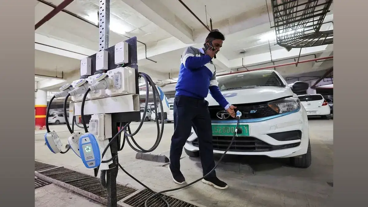 FADA: Alternative Fuel PV Sales Near Petrol as 3-Month Outlook Soars