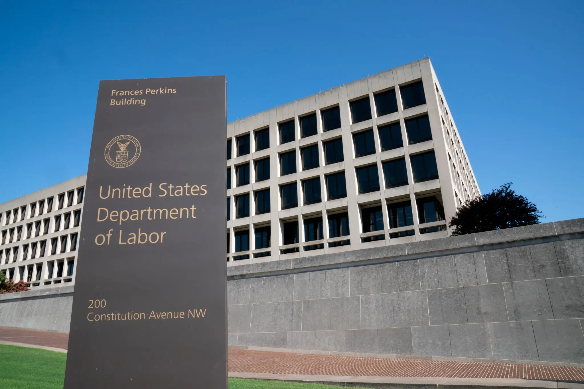 US July Unemployment Rate Drops to 4.1%, Outperforming Estimates