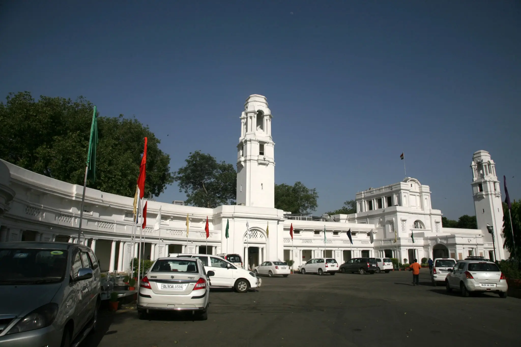 Lazy Bureaucracy Over: Delhi Passes Bill Fining Officers for Slow Work