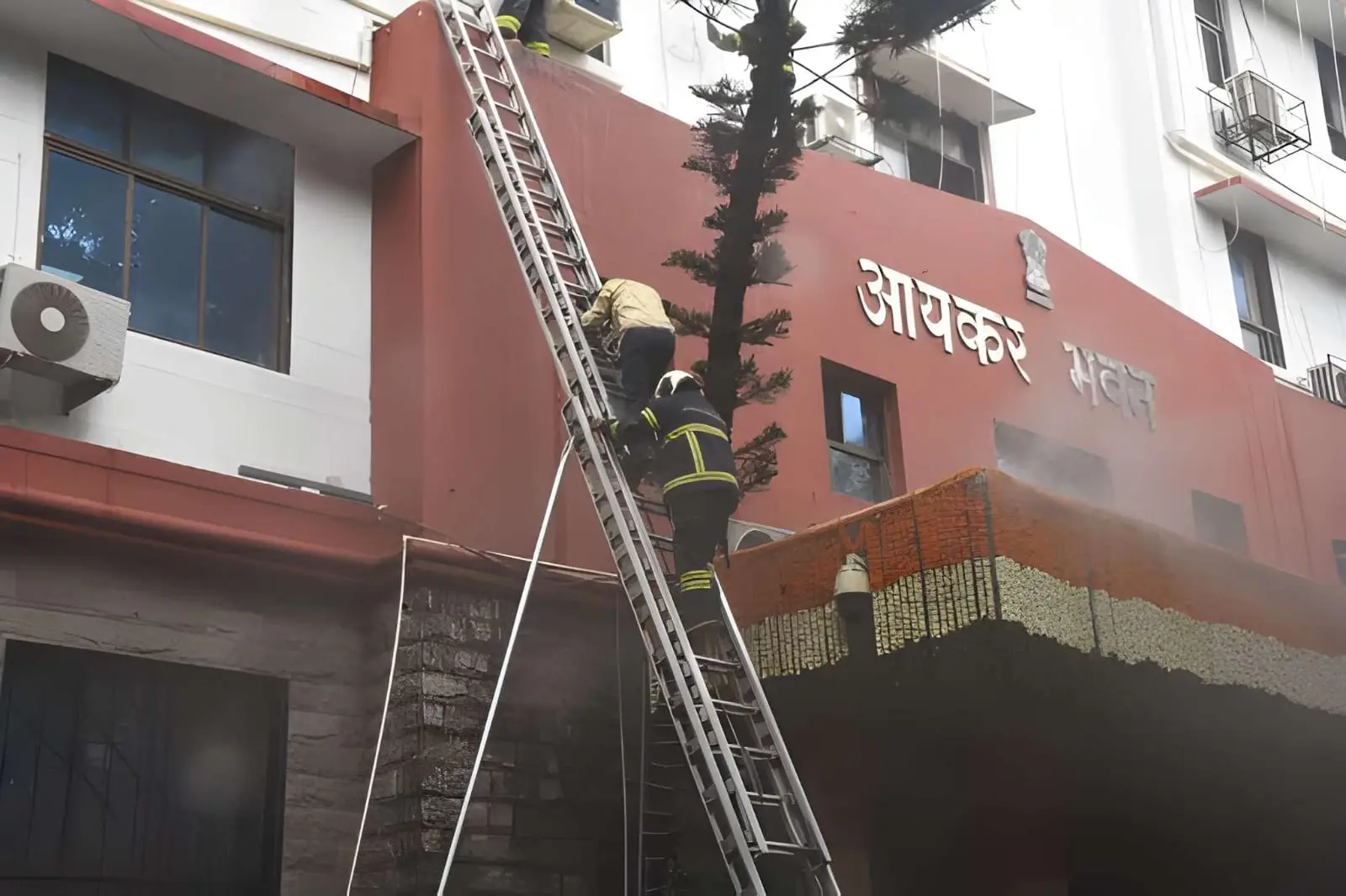 Basement Blaze, Rooftop Rescues: Mumbai Firefighters Battle Aayakar Bhavan Inferno