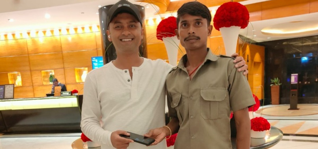 Honesty in Action: Cab Driver Goes the Extra Mile to Return Lost Phone