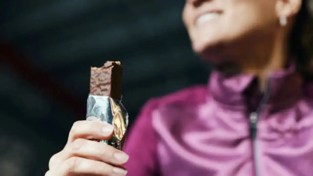 Gut Check: Protein Bars Spark Health Concerns in 26-Year-Old Worker
