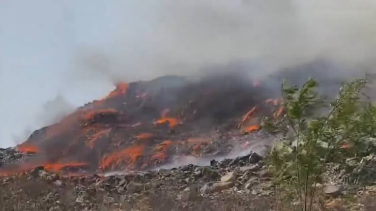 Massive Fire Erupts at Turbhe Dumping Ground in Navi Mumbai, Thick Smoke Engulfs Sky