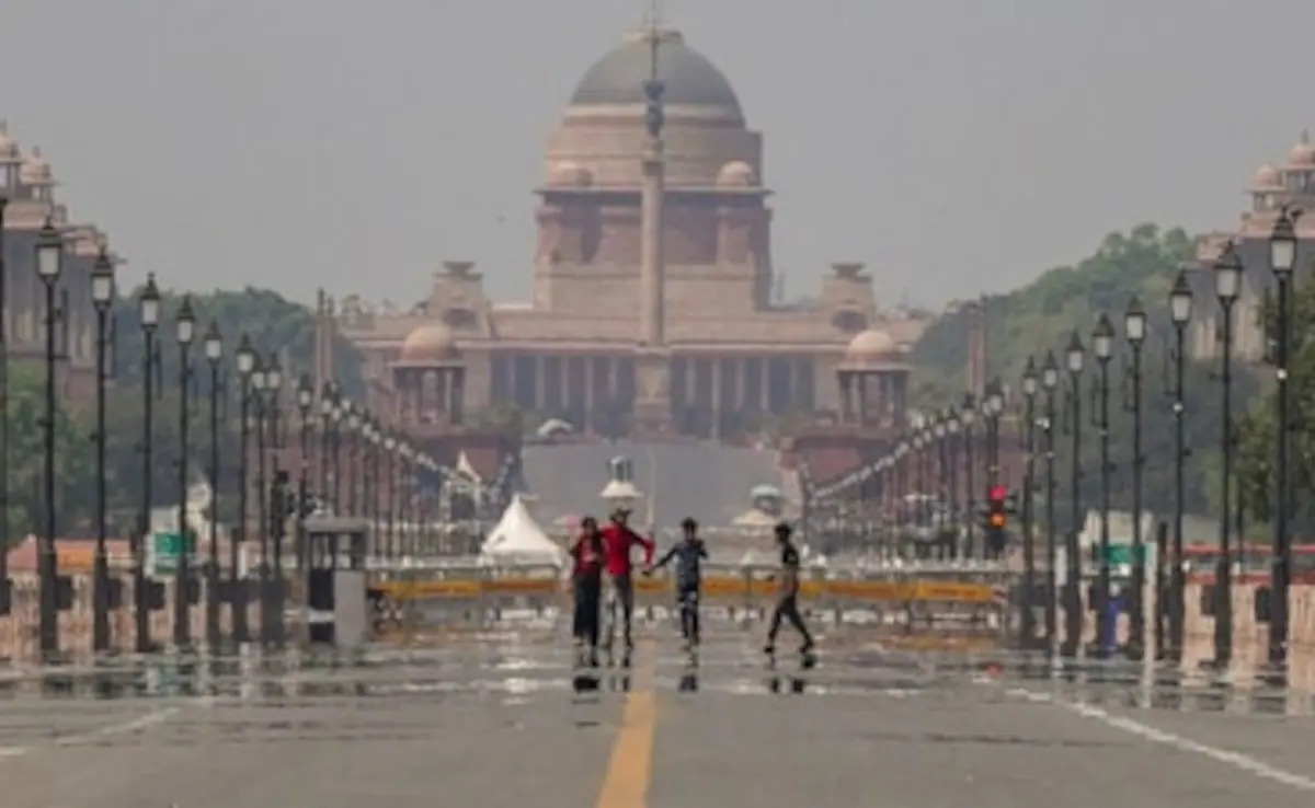 Warmest Day Of Season: Delhi Touches 43°C, IMD Flags Heatwave Risk