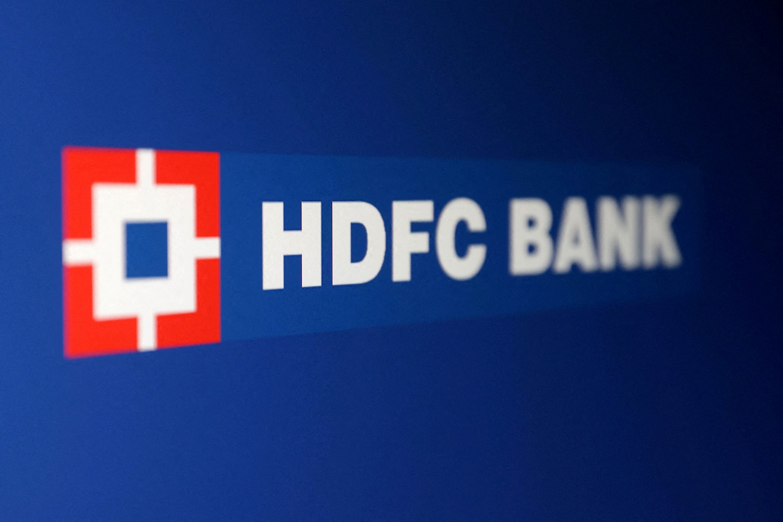 HDFC Bank Shares Slip 1% Amid Market Weakness