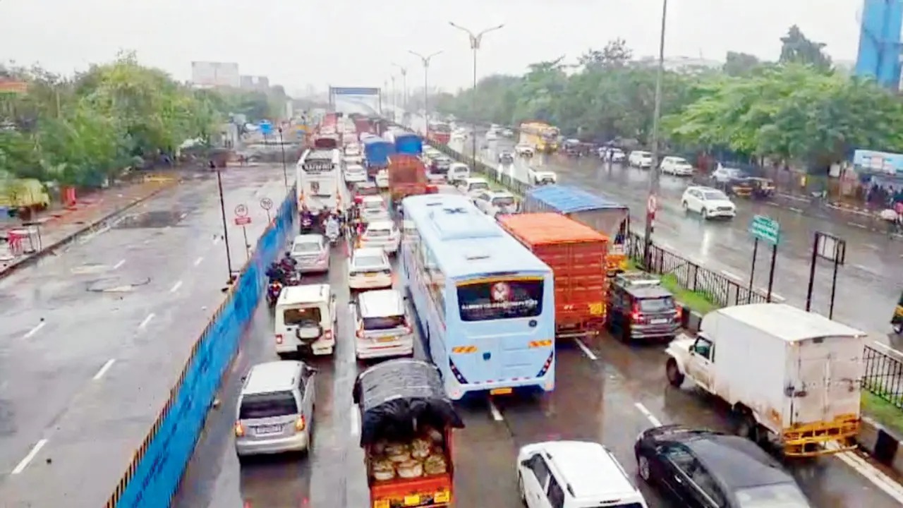 Traffic Resumes on Mumbai-Pune Expressway Missing Link After Landslide