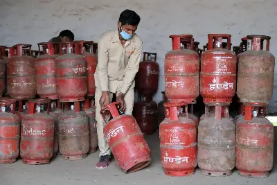 Indian Oil Corp Raises LPG Cylinder Price to 942 Rupees in Delhi