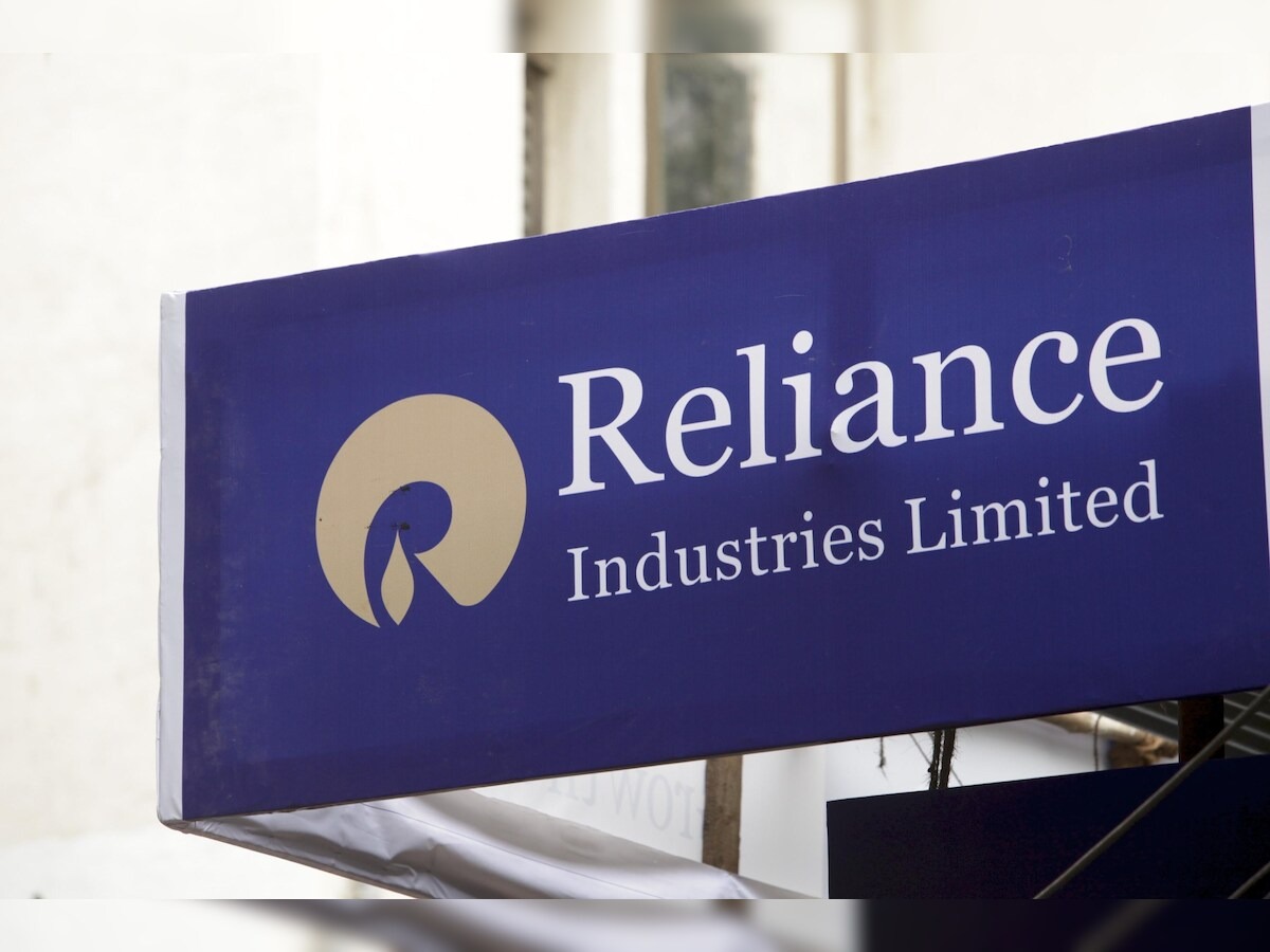 Reliance Industries Shares Fall 1.1% Amid Refining Margin Concerns
