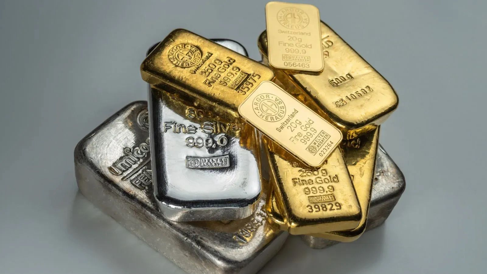 MCX gold slips ₹1,160/10g; silver down ₹5,750/kg as safe‑haven rush fades