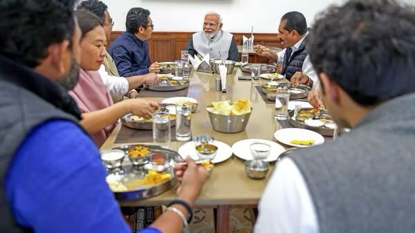 Modi Engages with BJP Lawmakers in MP Over Dinner for Two Hours