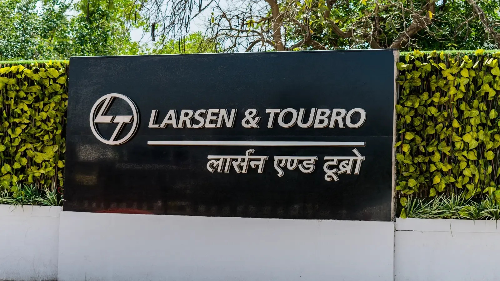 Larsen & Toubro Shares Retreat 2% Amid Global And Domestic Concerns