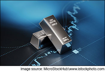 Silver Shines as Safe-Haven Demand Fuels XAG/USD Towards $32.50 Amid Trade Tensions