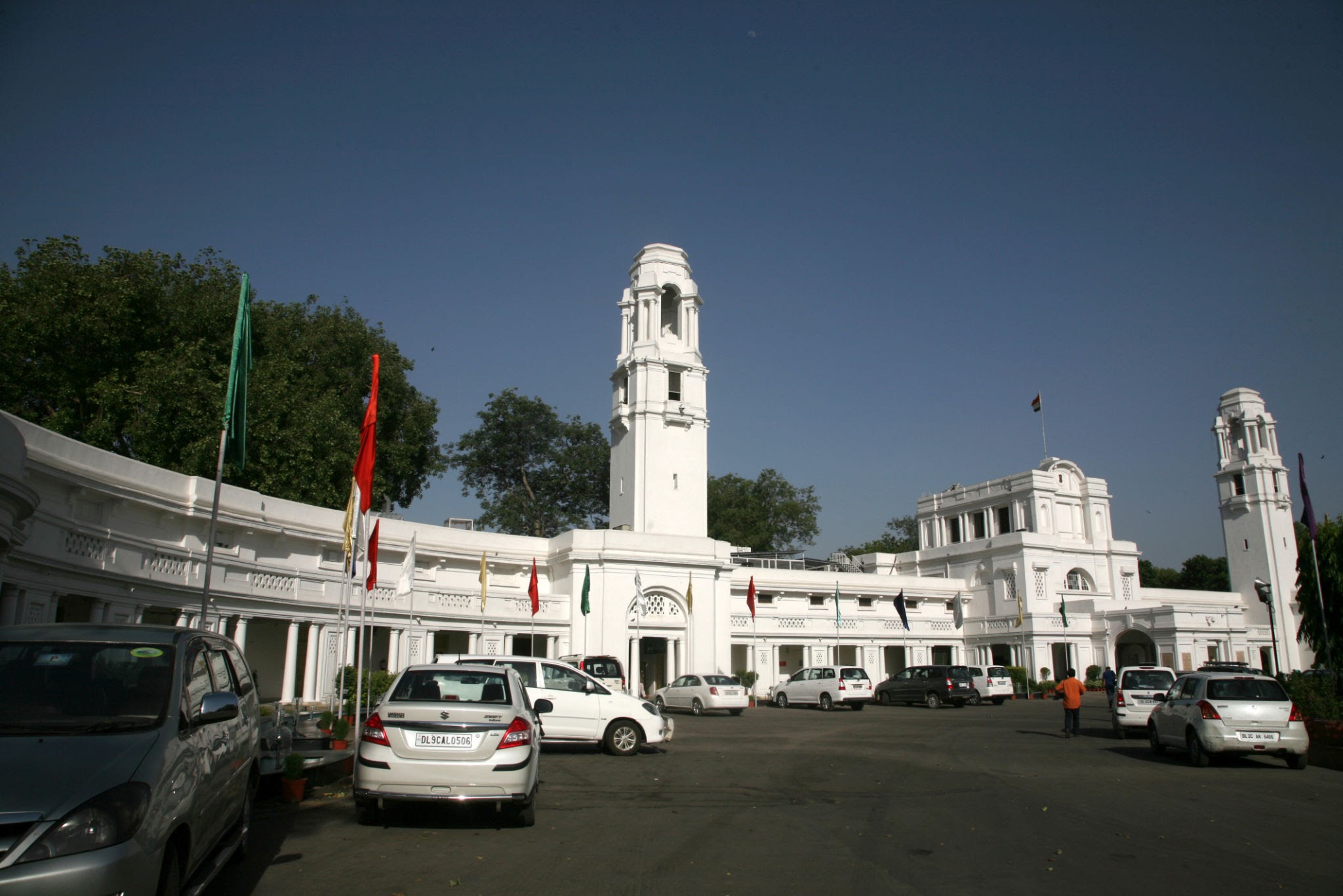 Lazy Bureaucracy Over: Delhi Passes Bill Fining Officers for Slow Work