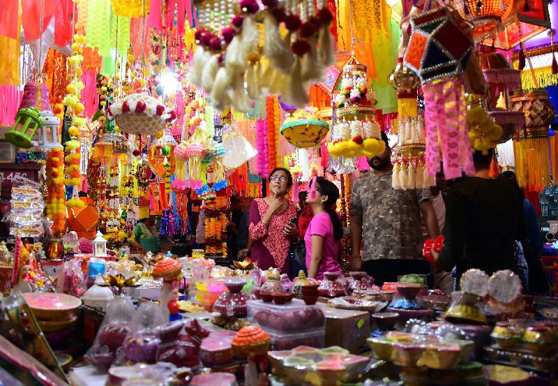 Gujarat Glitters: Festive Cheer Turns Markets Into Goldmines