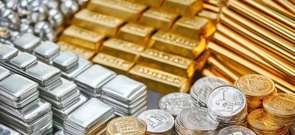 Gold Price Hits ₹52,450, Silver Slips to ₹39,900: What’s Going On With Precious Metals Today?