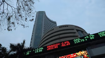 Jet-Set Gains: Analysts Recommend Travel Stocks Before Holiday Surge