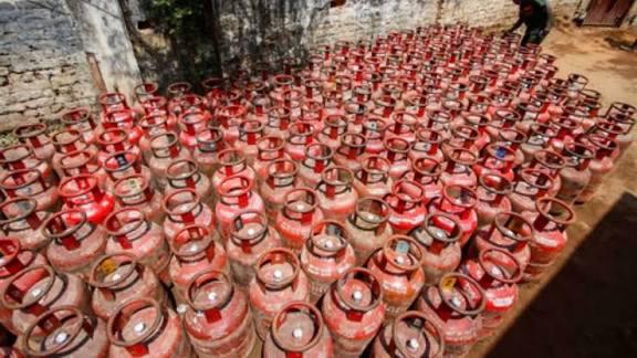 UP Govt’s Diwali Gift: 1.86 Crore Women to Receive Free LPG Cylinders, Empowering Households and Health