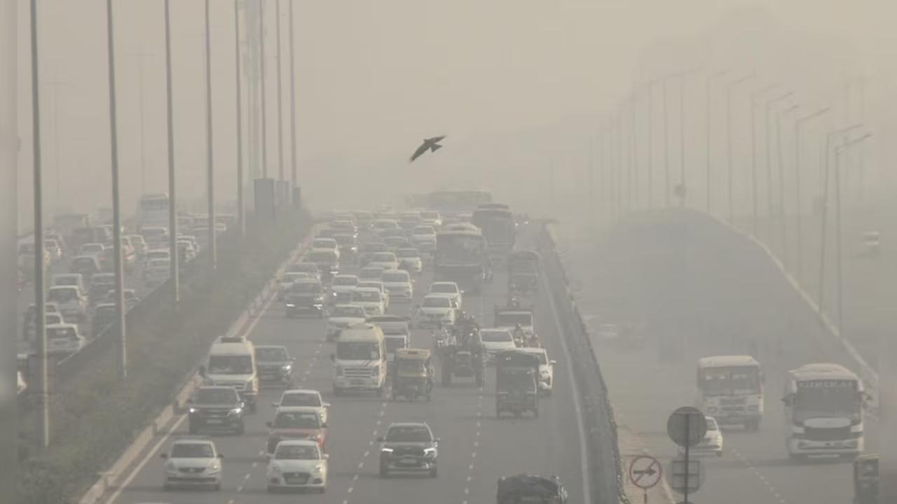 Delhi’s Air Quality Crisis Persists: Light Rain Offers No Relief, AQI Stays ‘Very Poor’