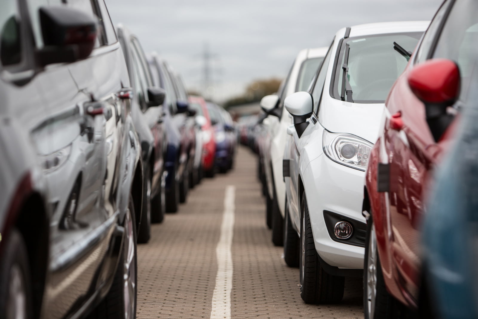 UK New Car Registrations Dip 2.0% in August 2025 Amidst Growing Electric Vehicle Momentum