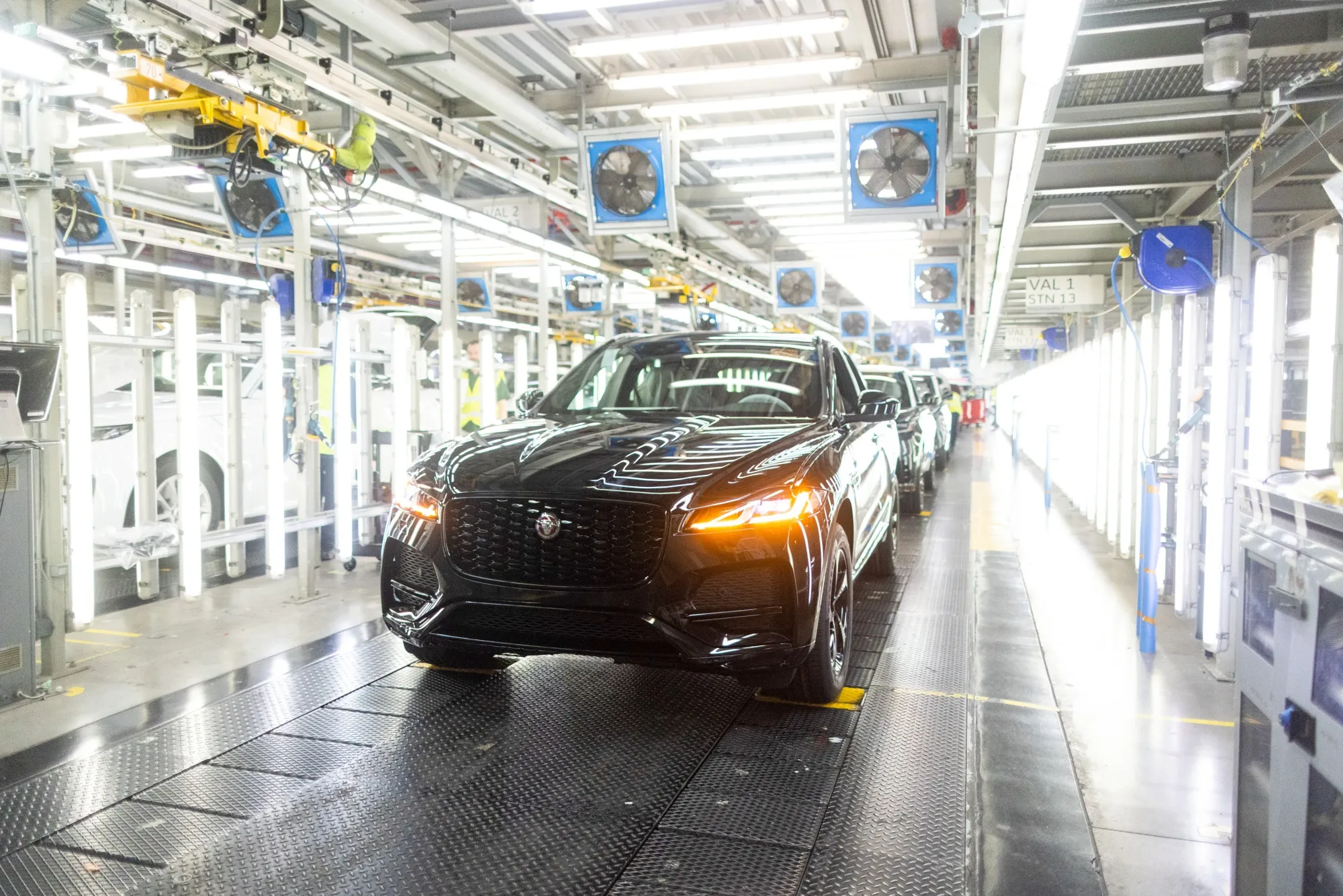 Jaguar Land Rover Restarts US Shipments After One-Month Halt Due to Tariffs