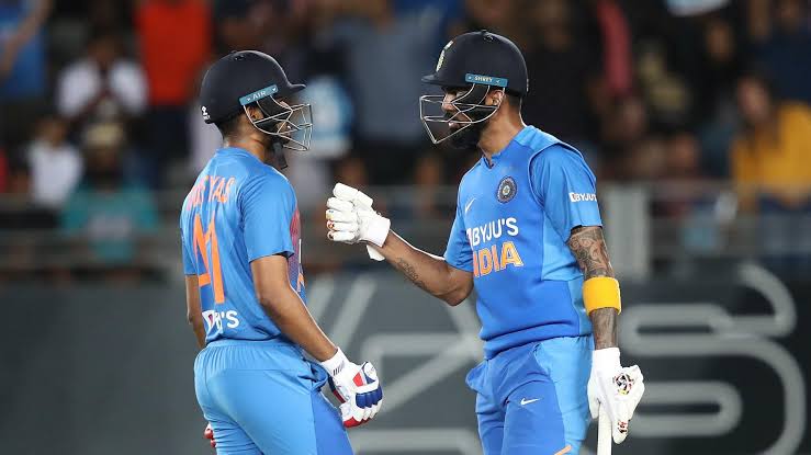 India Crosses 150 as Iyer Anchors the Innings