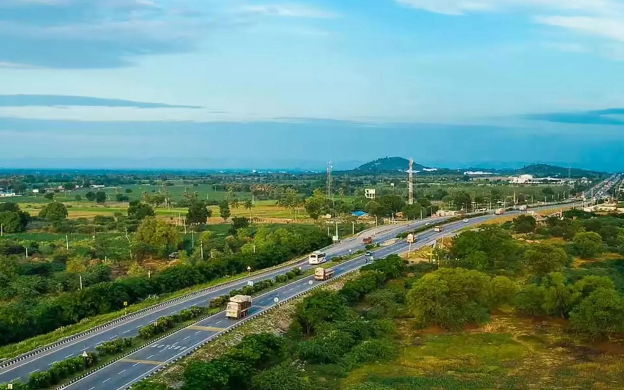 Fast lane to the future: MSRTC’s e-buses zip Nashik–Mumbai in 3.5 hours with toll waiver boost