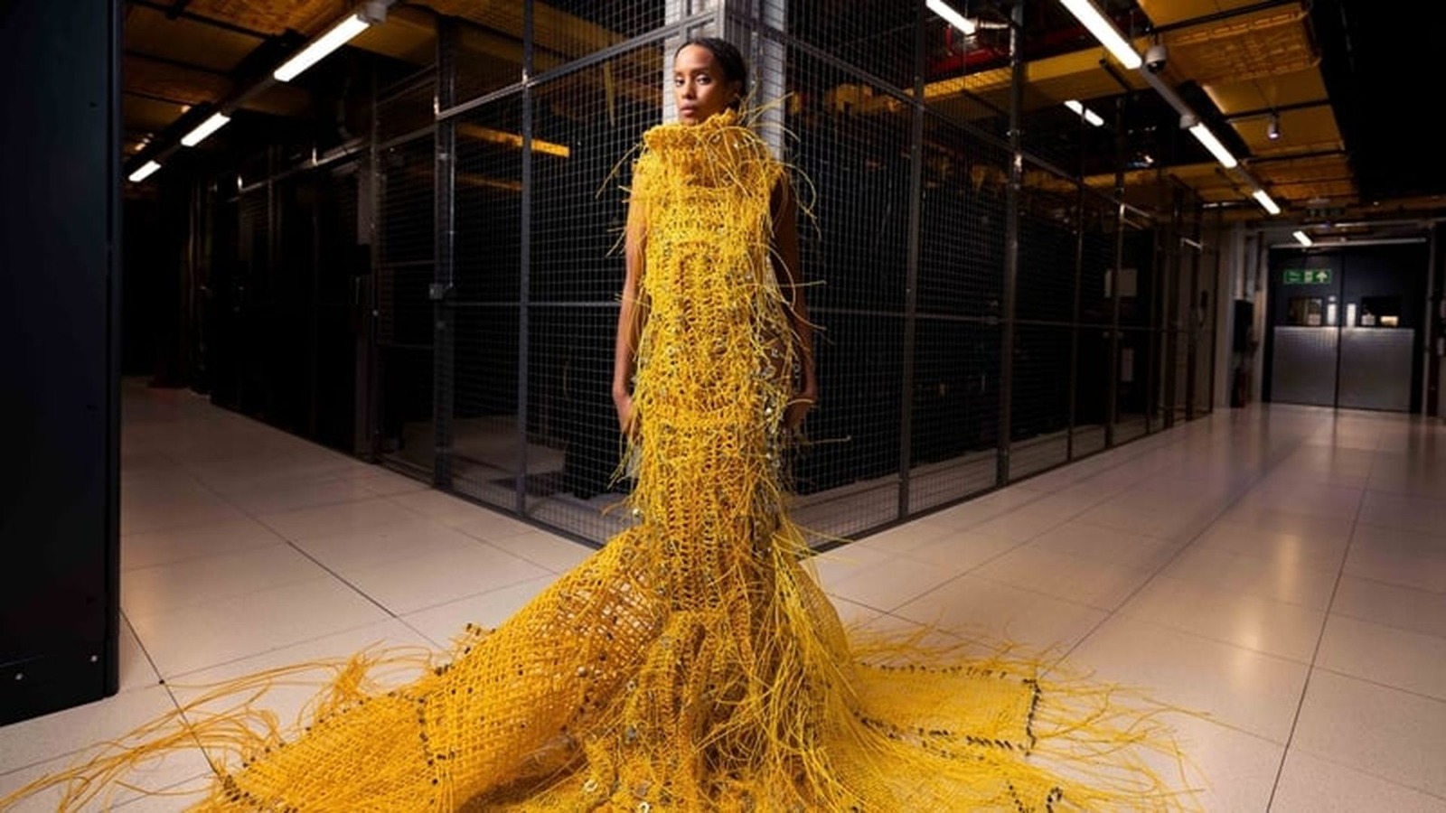 Illuminating Fashion: Designer Unveils Stunning 50-Pound Dress Made from 12,000 Feet of Fiber Optic Cable