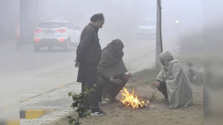Delhi Shivers as Minimum Temperature Drops to 8.6°C: Weather Update and Forecast
