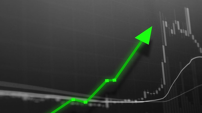 Retail Giant V2 Retail Soars 467% in 2024, Analysts Predict Further Growth