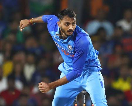 Axar Patel’s Tight Spell Puts Pressure on Australia