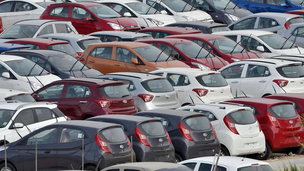 Auto Dealers Flag Rate Cut Lag: FADA Urges RBI to Rein in Private Banks