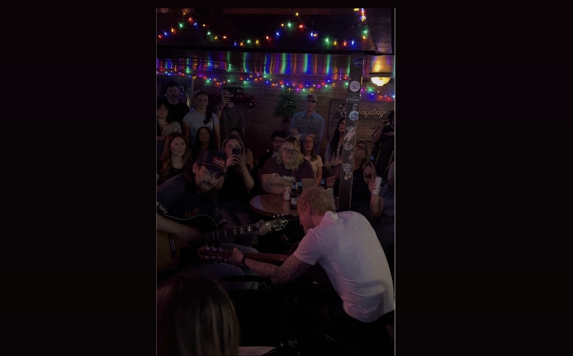 Pop-Up Magic: Ed Sheeran and Noah Kahan Rock Santa’s Pub in Unforgettable Night