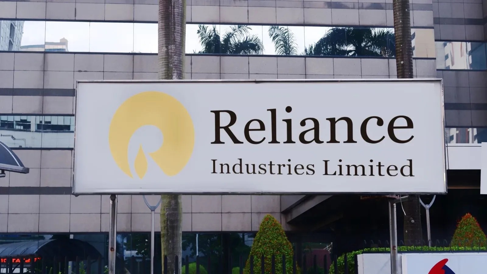 Reliance Industries weighs Venezuelan oil imports amid regulatory clarity