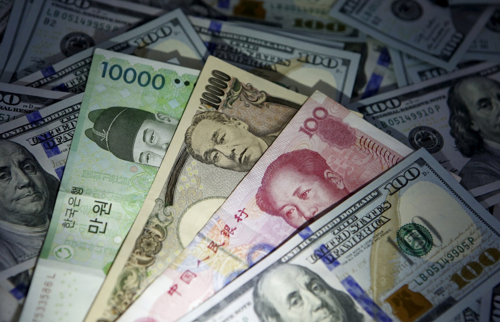 Asia FX Traders Turn Sharply Bearish On Rupee And Rupiah