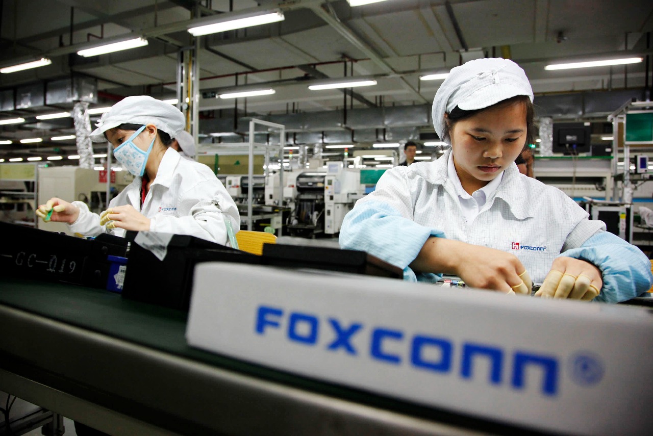 Assembly Interrupted: Foxconn Recalls Chinese Workers from India, Disrupting Apple’s Local Expansion