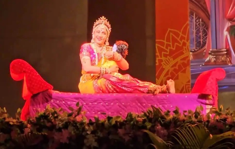 Hema Malini’s ‘Yashoda Krishna’ Performance Enchants Brij Raj Utsav, Celebrates Mathura’s Cultural Pride