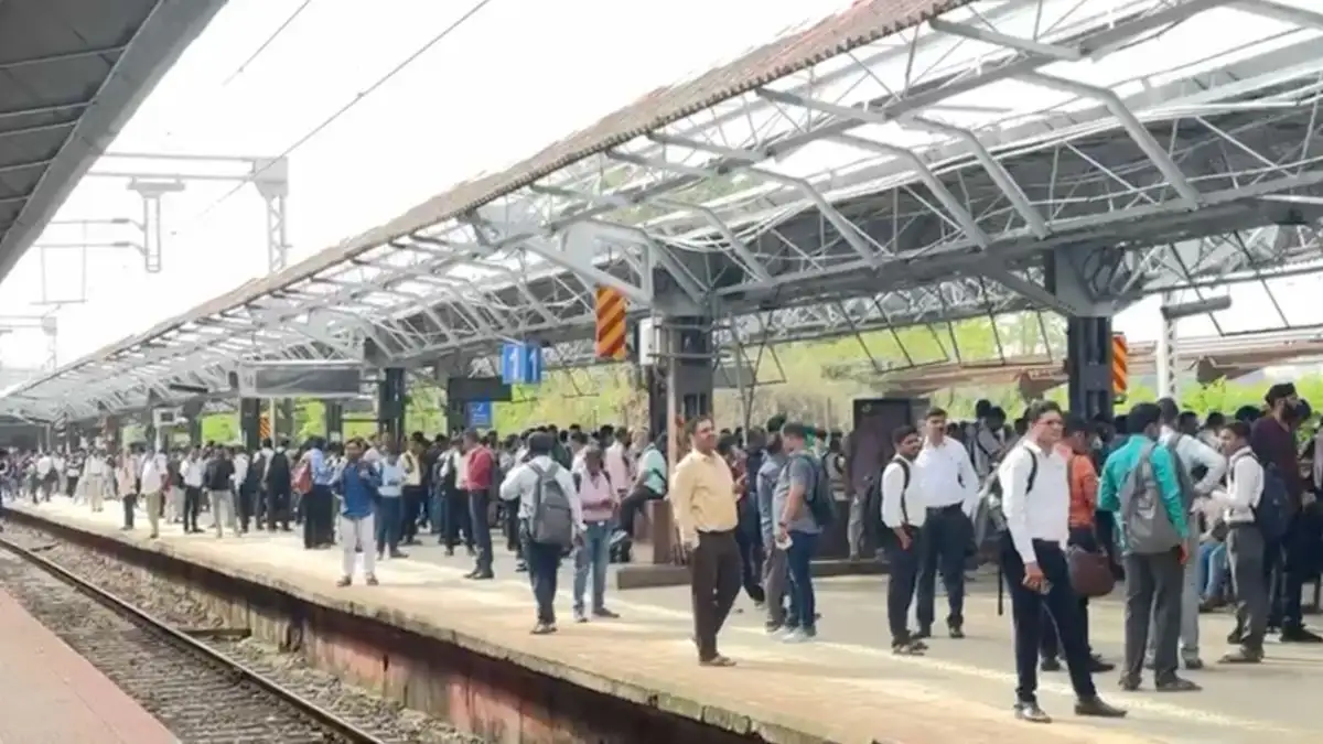 Tech Troubles Hit Mumbai Rails! Mumbai’s Harbour Line Hits the Brakes During Rush Hour